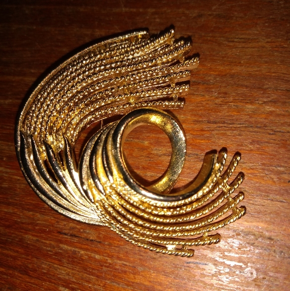 Vintage Five Gold Toned Brooches, Leaf, Charm Holder, Gold & Purple Enam… - Picture 11 of 13